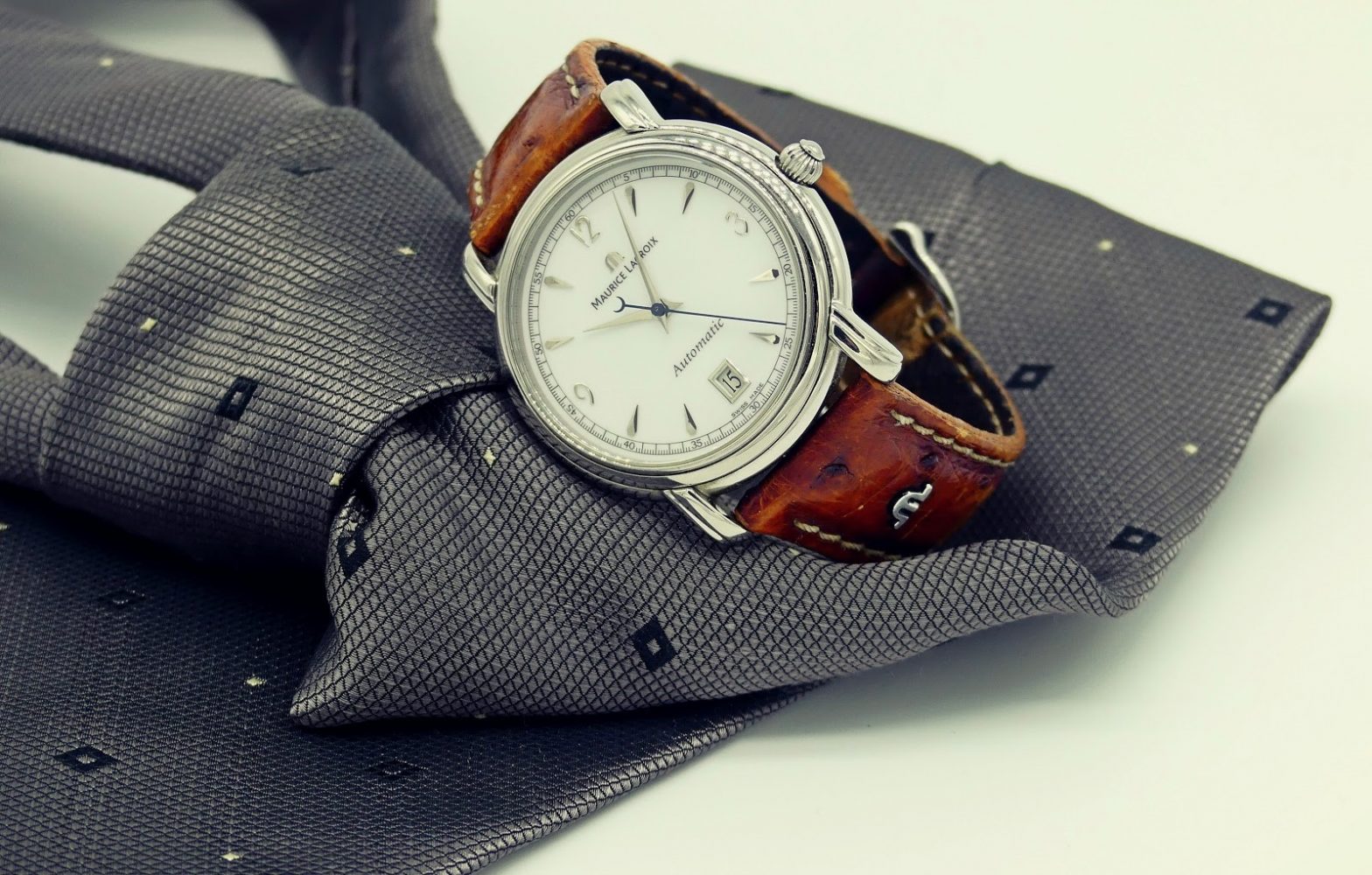 Men's Fashion 101: All About Bespoke Suit Accessories